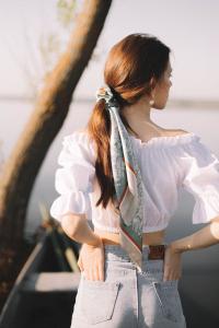 white woman wearing a head scarf in her hair