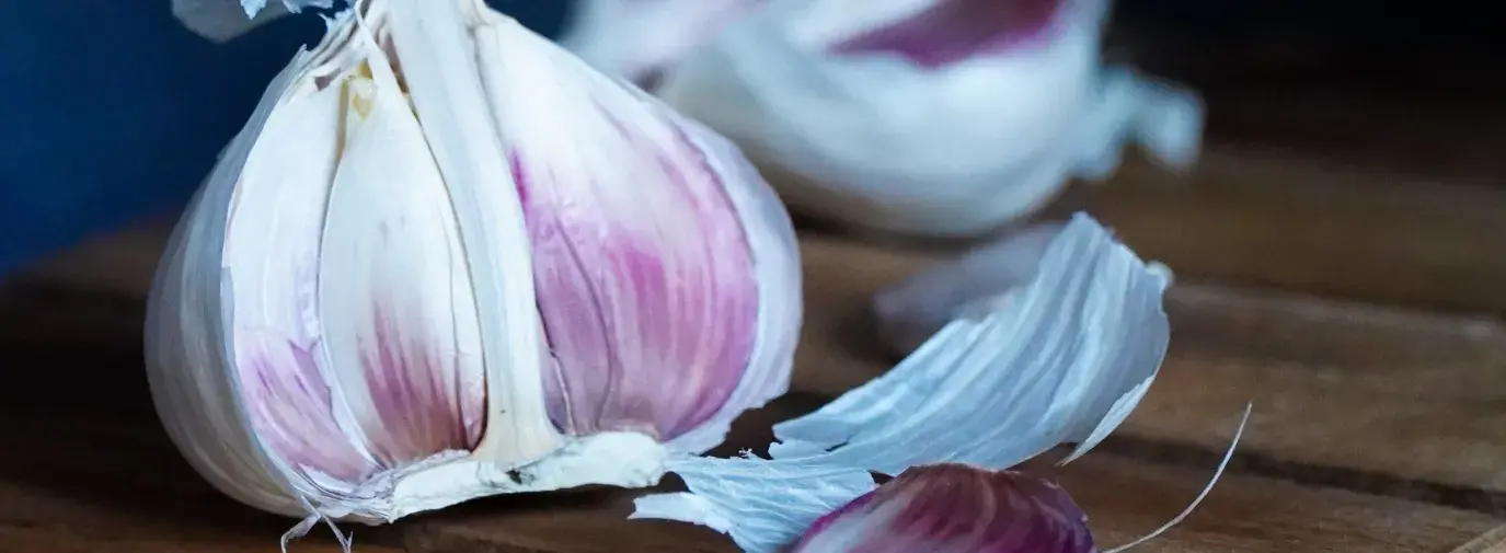 Photo of white and purple garlic cloves by Karolina Kołodziejczak on Unsplash