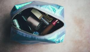 makeup bag by Annie Spratt
